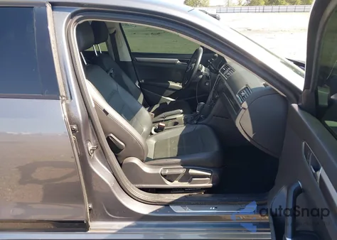 2017 Volkswagen Passat 1.8T R-Line z USA, uszkodzony, nr VIN 1VWDT7A38HC004959